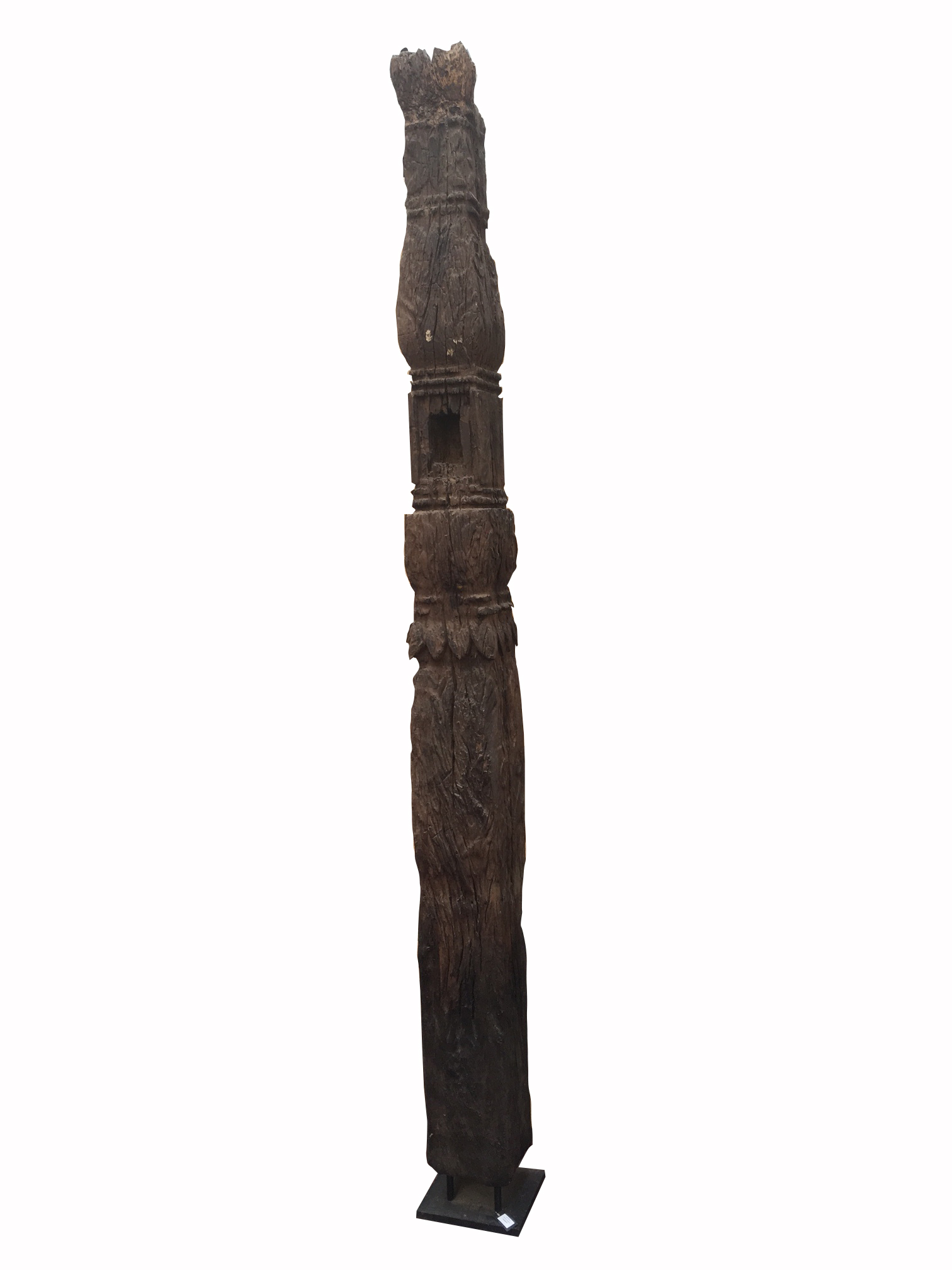 Ancien totem mortuaire en bois de teck de Birmanie sur socle