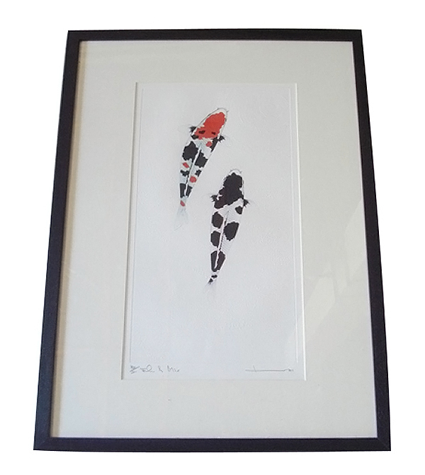 Cadre noir lithographie à l'encre de chine- Koi sur papier papyrus.