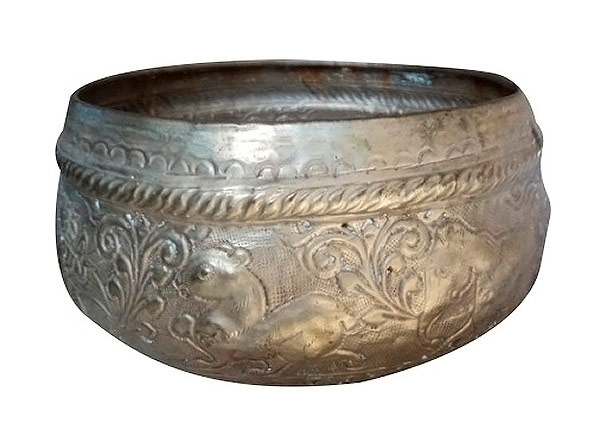 Ancien récipient à eau de temple