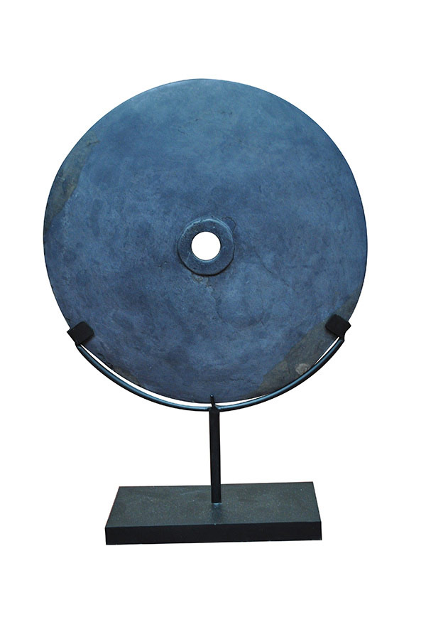 Disque en pierre sur socle