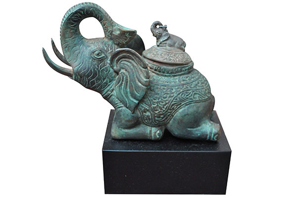 Petite boite éléphant assis sur socle