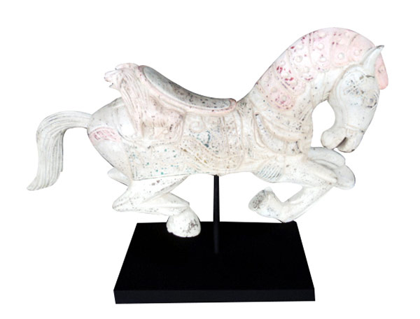 Cheval en teck peint 